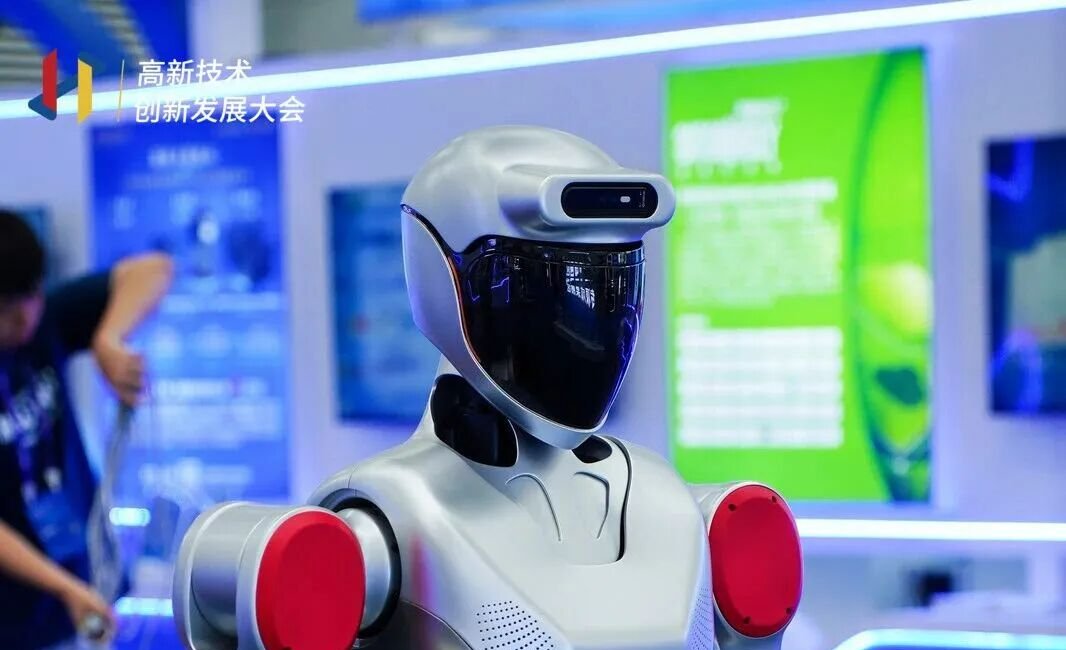 阿童木双旗舰具身智能机器人亮相2026高新技术创新发展大会